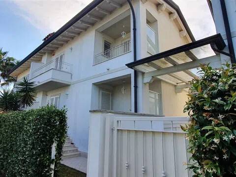 casa indipendente in vendita a Montignoso in zona Cinquale