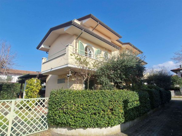 casa indipendente in vendita a Montignoso in zona Cinquale