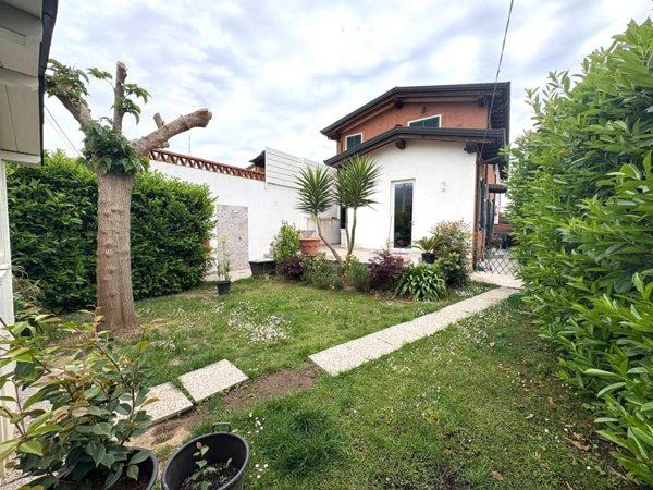 casa indipendente in vendita a Montignoso in zona Cinquale