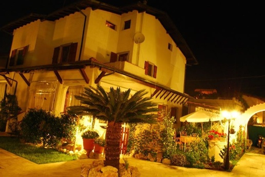 casa indipendente in vendita a Montignoso in zona Debbia