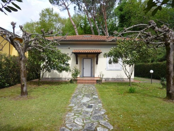 casa indipendente in vendita a Montignoso in zona Cinquale