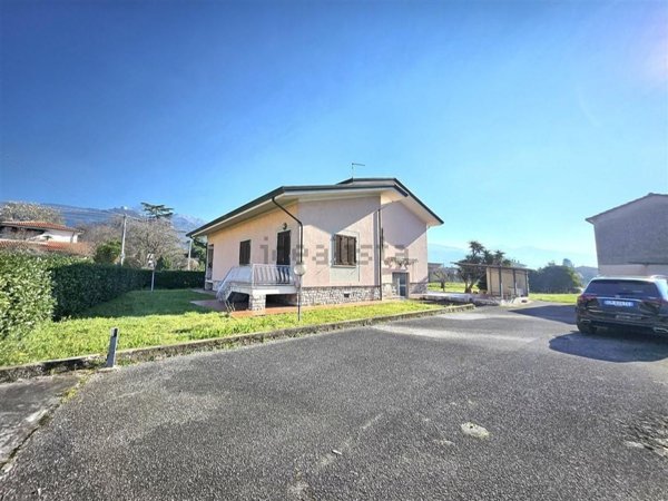 casa indipendente in vendita a Montignoso in zona Renella