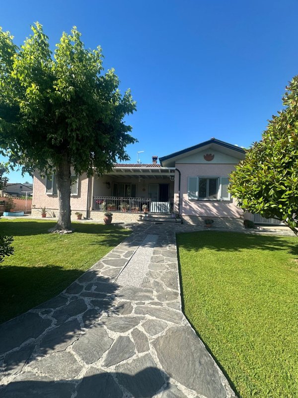 casa indipendente in vendita a Montignoso in zona Renella