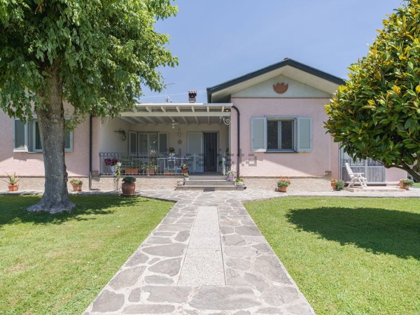casa indipendente in vendita a Montignoso in zona Renella