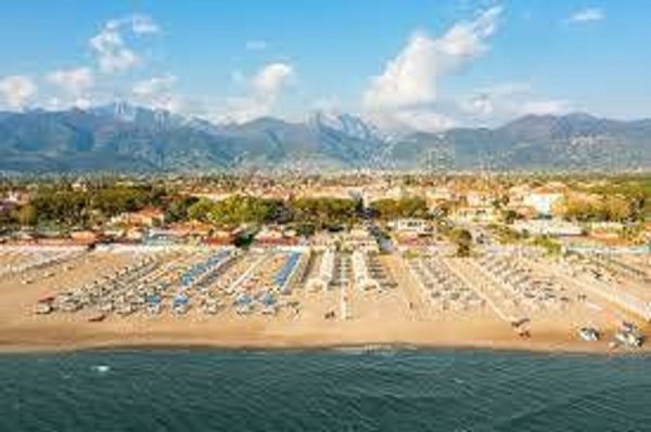 casa indipendente in vendita a Montignoso