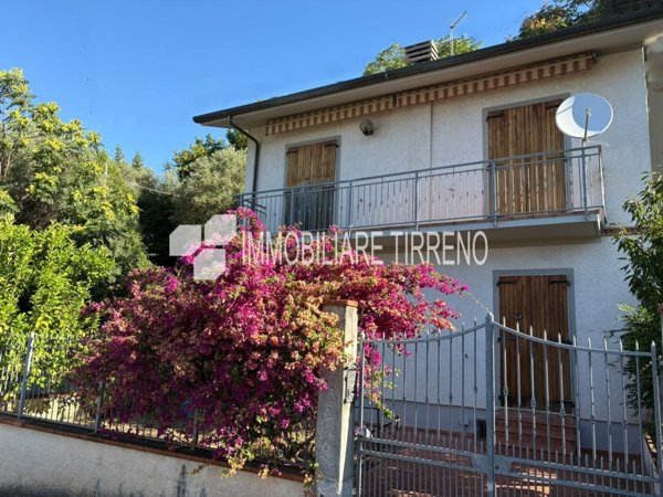 casa indipendente in vendita a Montignoso in zona Capanne