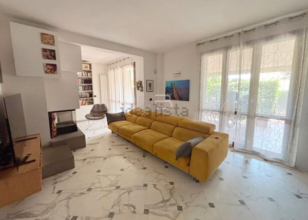 casa indipendente in vendita a Montignoso