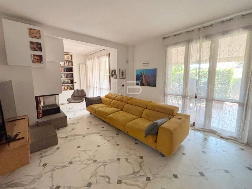 casa indipendente in vendita a Montignoso in zona Cervaiolo