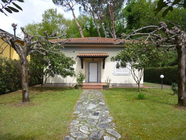 casa indipendente in vendita a Montignoso in zona Cinquale