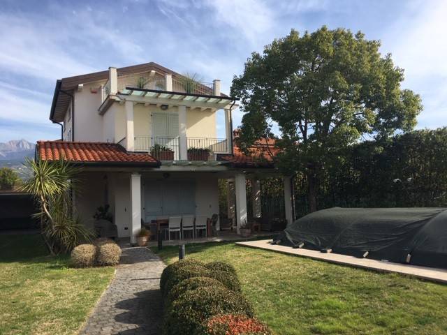 casa indipendente in vendita a Montignoso