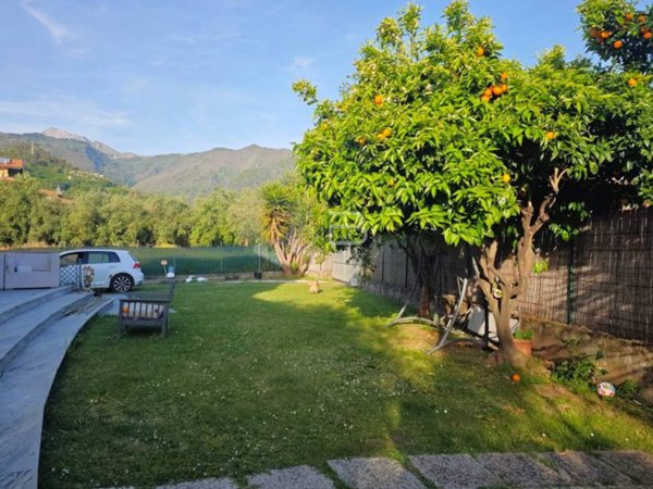 casa indipendente in vendita a Montignoso