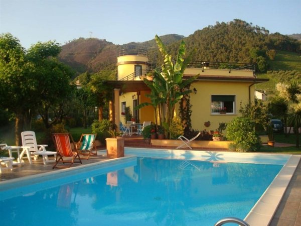casa indipendente in vendita a Montignoso in zona Debbia