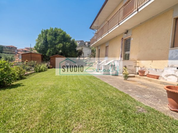casa semindipendente in vendita a Montignoso in zona Capanne