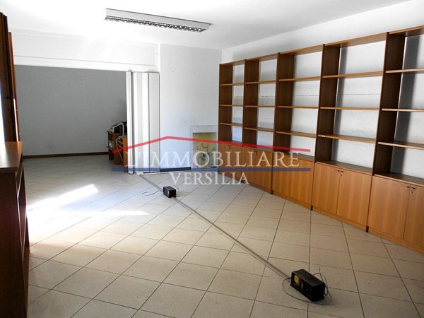 ufficio in vendita a Montignoso in zona Capanne