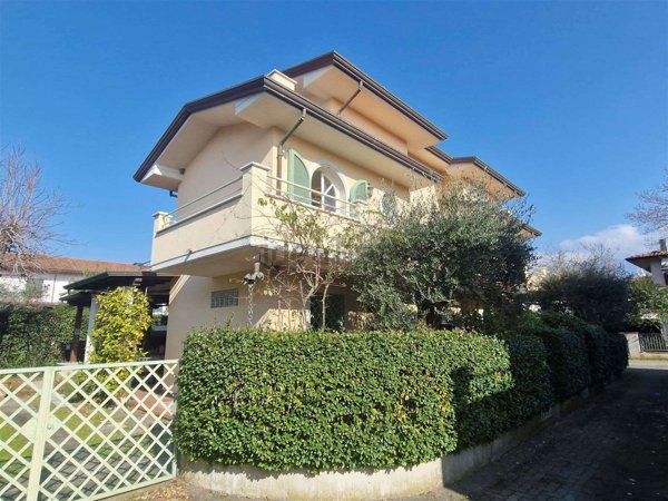 casa indipendente in vendita a Montignoso in zona Cinquale