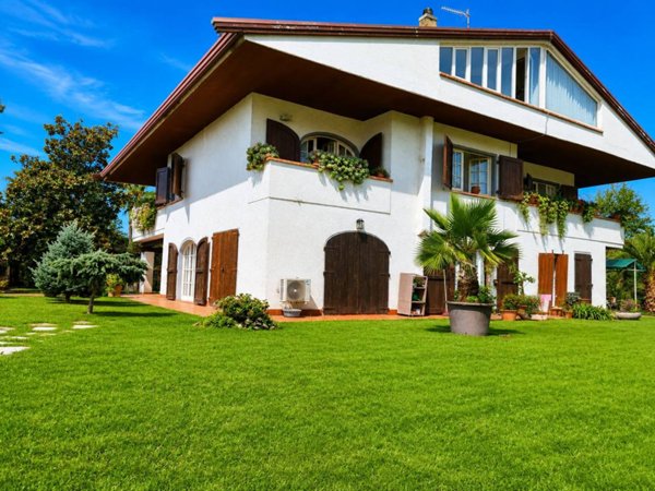 casa indipendente in vendita a Montignoso in zona Cinquale
