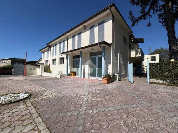 locale commerciale in vendita a Montignoso in zona Capanne