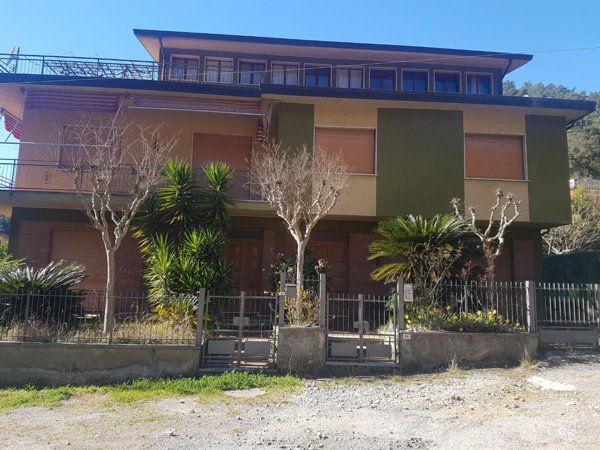 casa indipendente in vendita a Montignoso