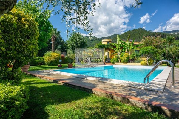 casa indipendente in vendita a Montignoso