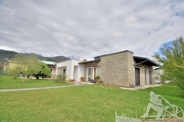 casa indipendente in vendita a Montignoso in zona Renella