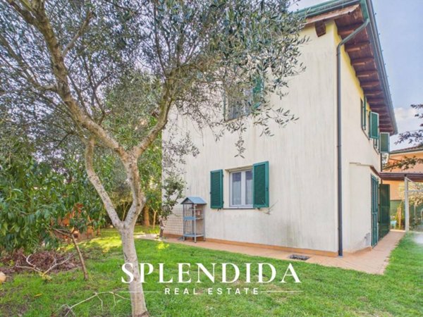casa indipendente in vendita a Montignoso in zona Renella