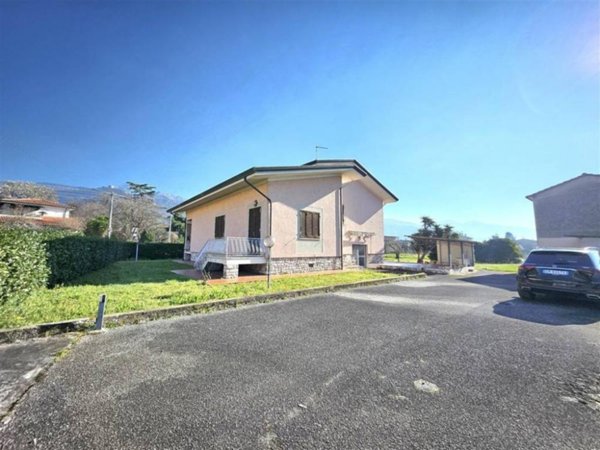 casa indipendente in vendita a Montignoso
