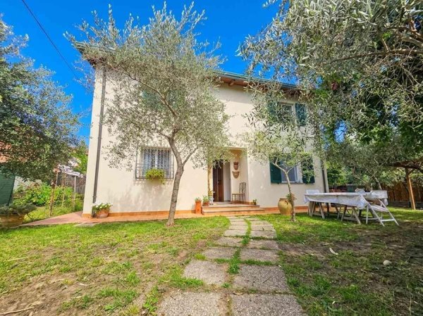 casa indipendente in vendita a Montignoso in zona Cinquale