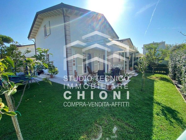 casa indipendente in vendita a Montignoso in zona Cinquale