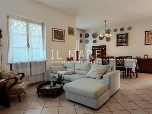 casa indipendente in vendita a Montignoso in zona Capanne