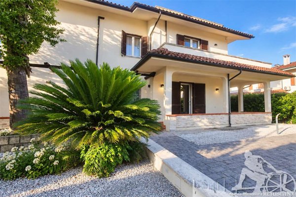 casa indipendente in vendita a Montignoso in zona Cinquale