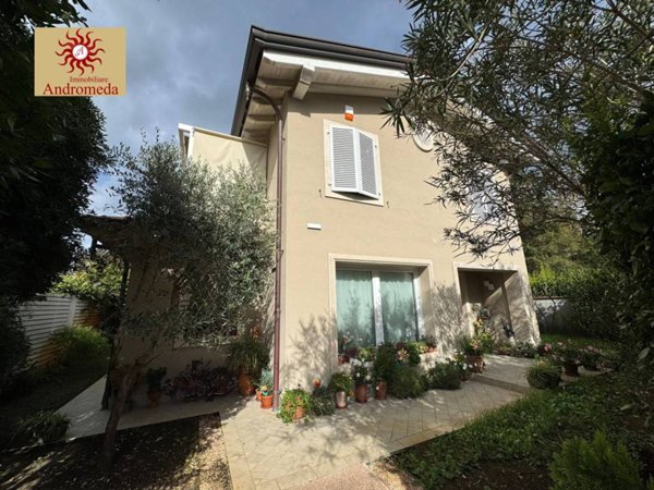 casa indipendente in vendita a Montignoso in zona Cinquale