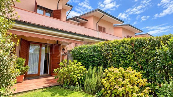 casa indipendente in vendita a Montignoso in zona Cinquale