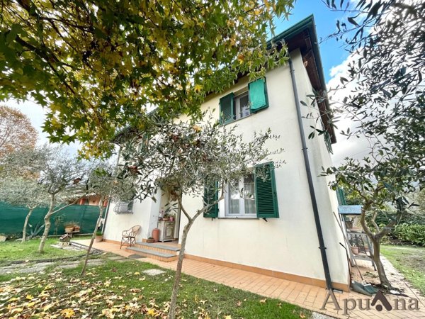 casa indipendente in vendita a Montignoso in zona Cinquale