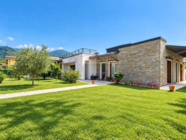 casa indipendente in vendita a Montignoso in zona Renella
