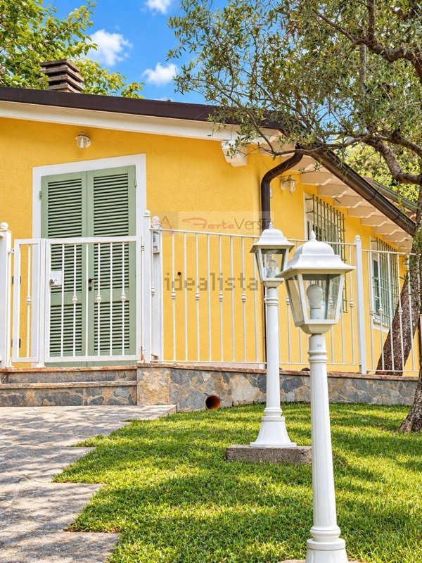 casa indipendente in vendita a Montignoso