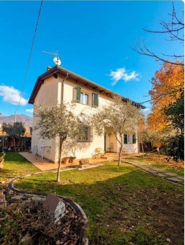 casa indipendente in vendita a Montignoso in zona Cinquale