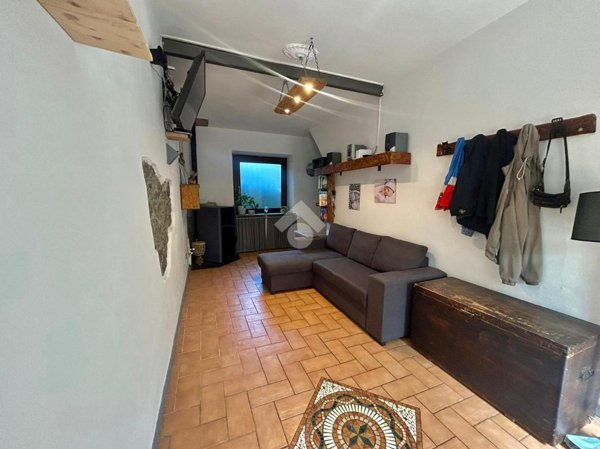 casa indipendente in vendita a Podenzana