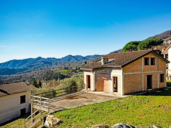 casa indipendente in vendita a Podenzana in zona Oliveto