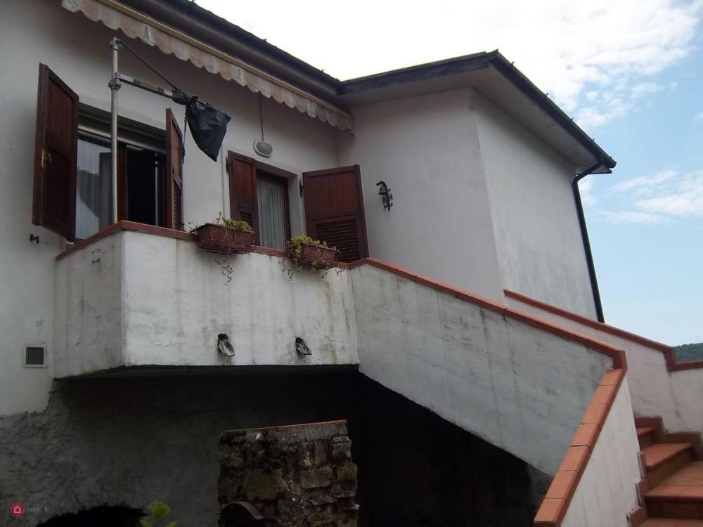 casa indipendente in vendita a Podenzana