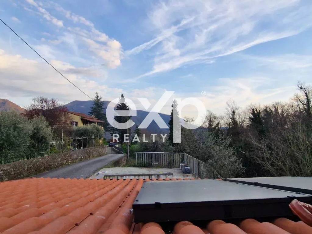 casa indipendente in vendita a Podenzana in zona Montale