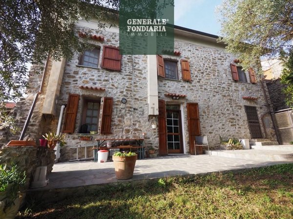 casa indipendente in vendita a Podenzana