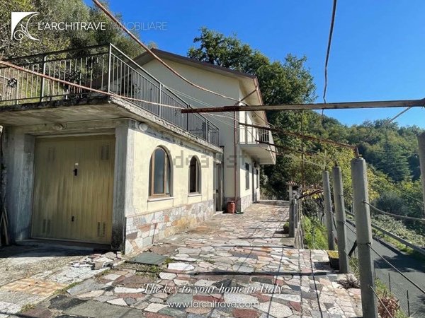 casa indipendente in vendita a Podenzana