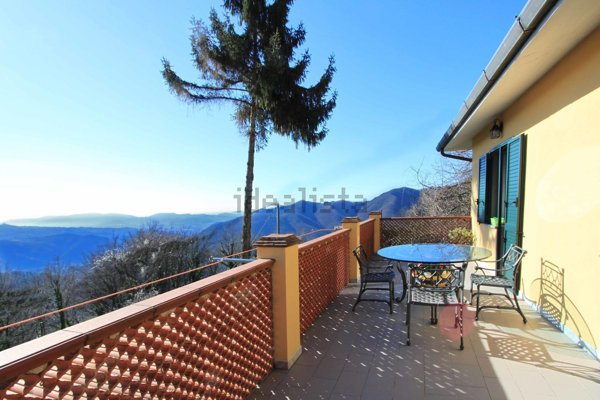 casa indipendente in vendita a Podenzana