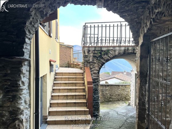 casa indipendente in vendita a Podenzana in zona Serracanda