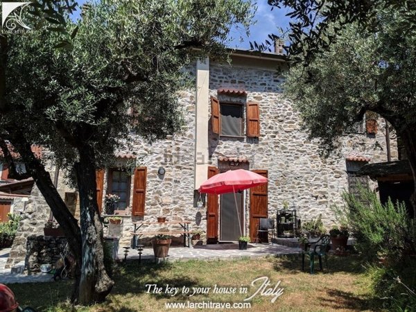 casa indipendente in vendita a Podenzana