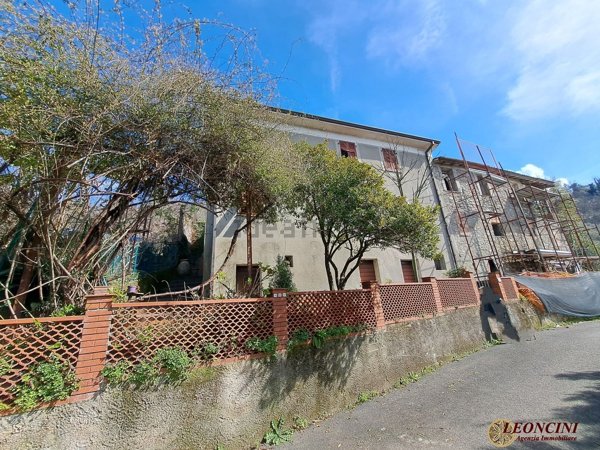 casa indipendente in vendita a Podenzana