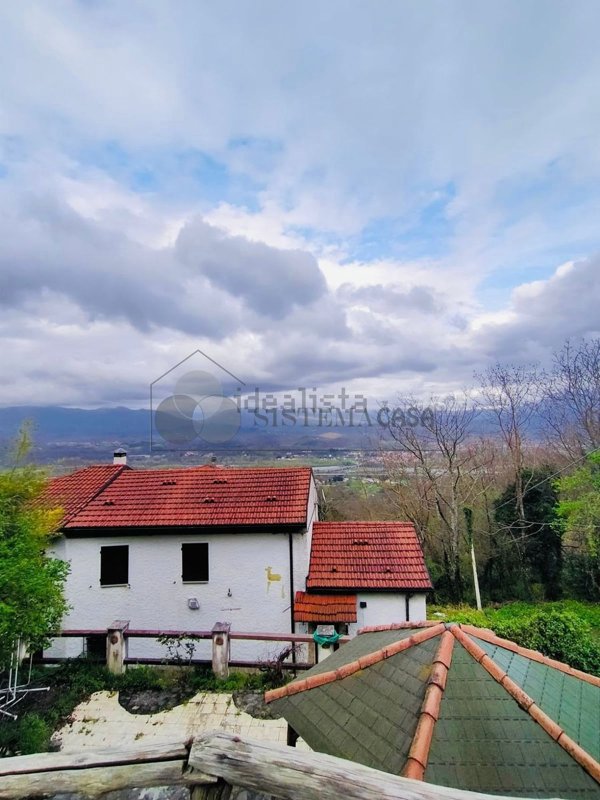 casa indipendente in vendita a Podenzana