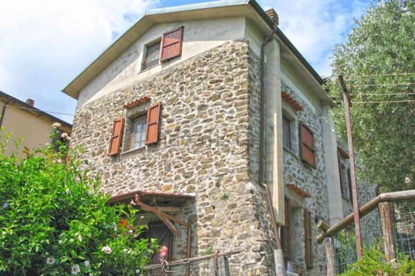 casa indipendente in vendita a Podenzana