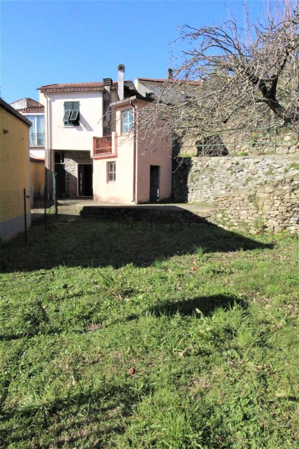 casa semindipendente in vendita a Podenzana
