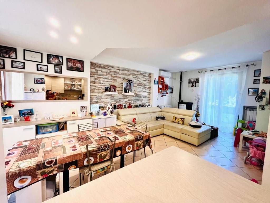 casa indipendente in vendita a Podenzana